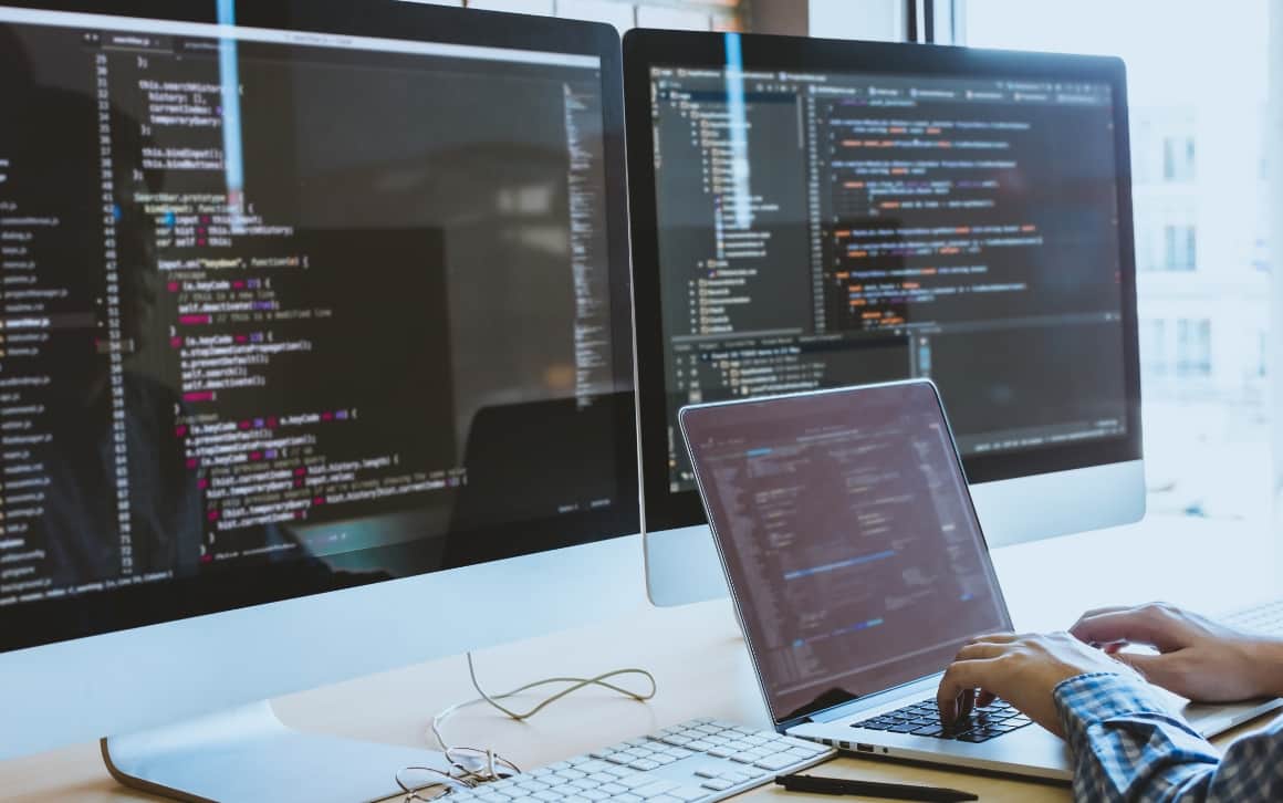 コンピュータで作業している様子